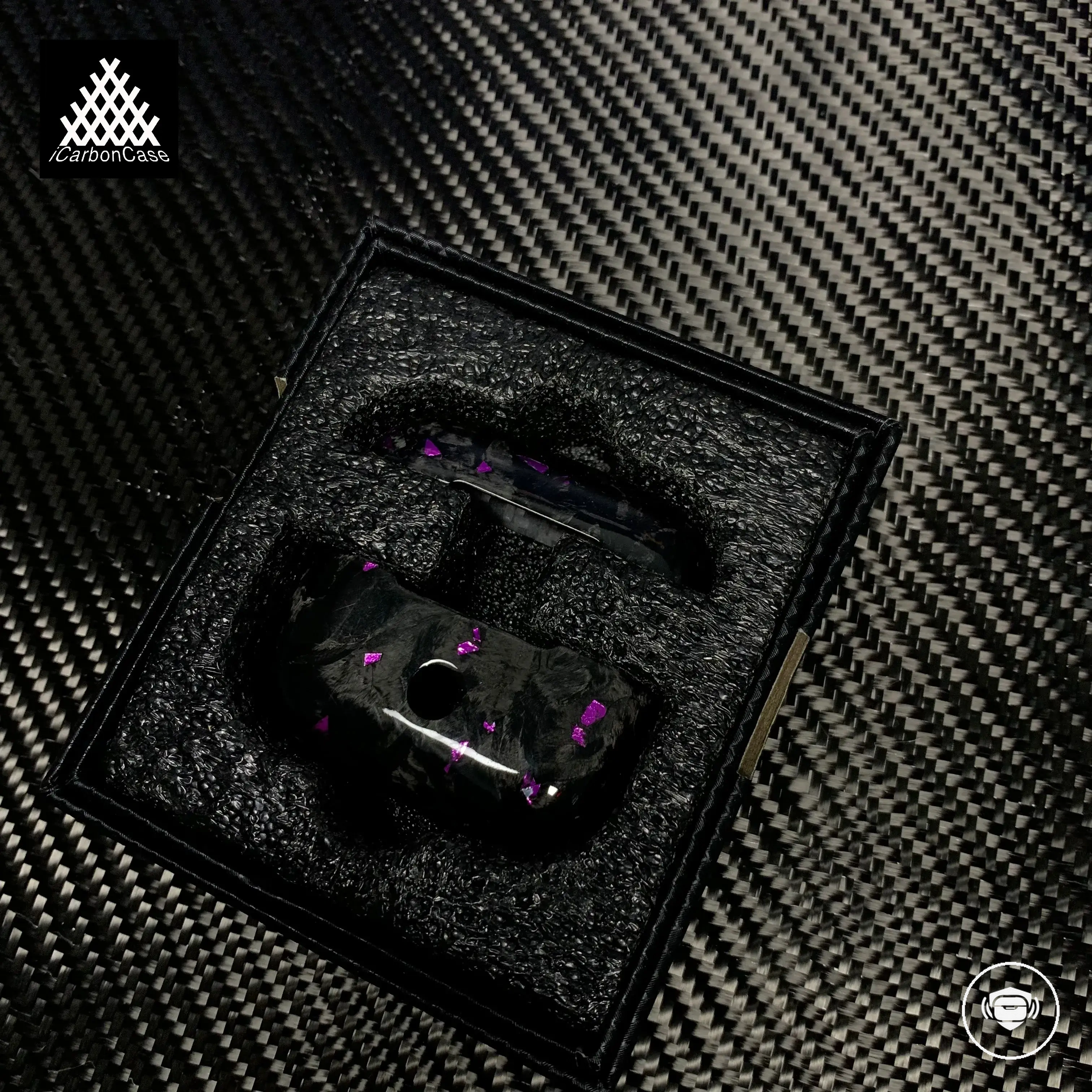Apple AirPods ve AirPods Pro nesilleri için karbon fiber koruyucu kılıf